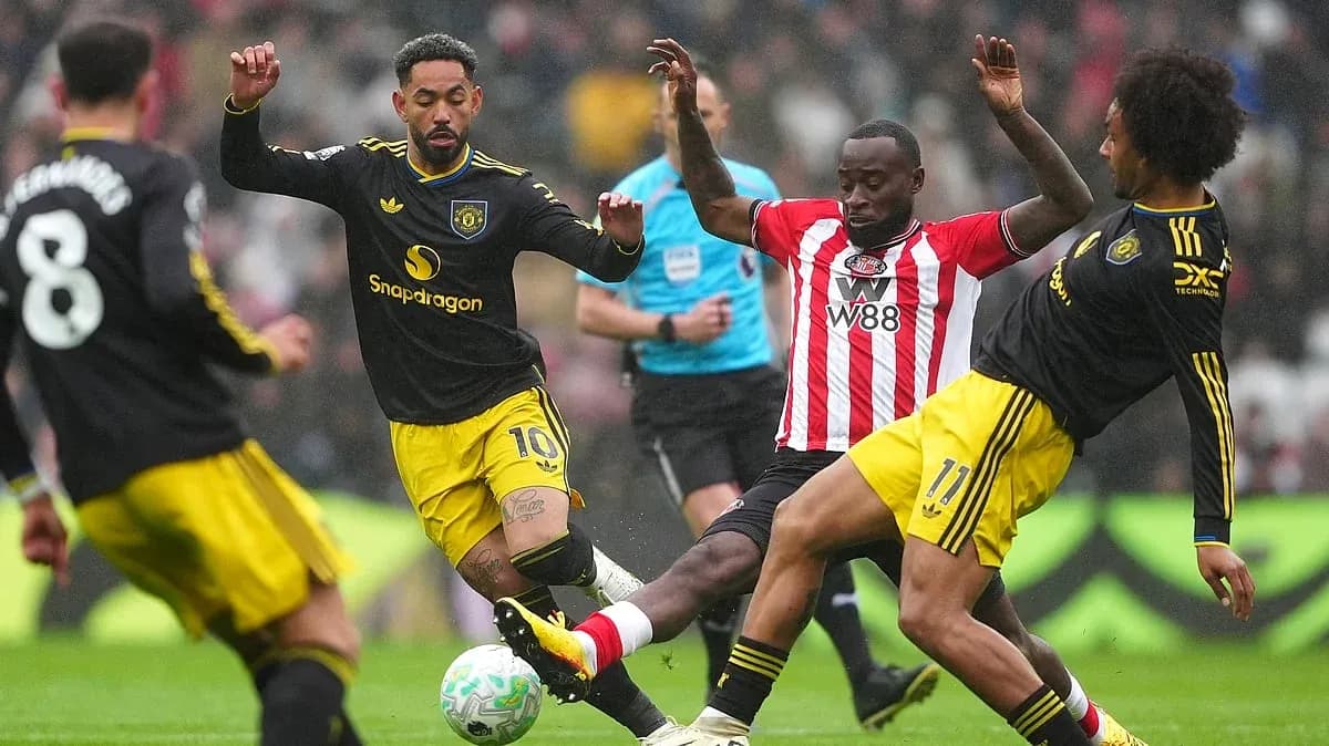 Sunderland player challenged by Manchester United players Sunderland player challenged by Manchester United players
